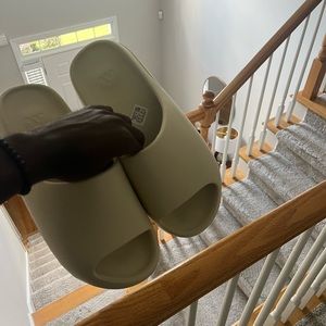 YEEZY SLIDE